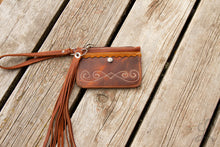 Load image into Gallery viewer, Tan &amp; Gold Flower Wristlet